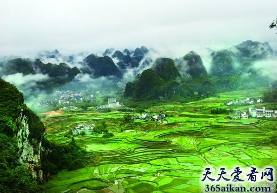 重峦叠嶂是什么意思？重峦叠嶂出自哪里？