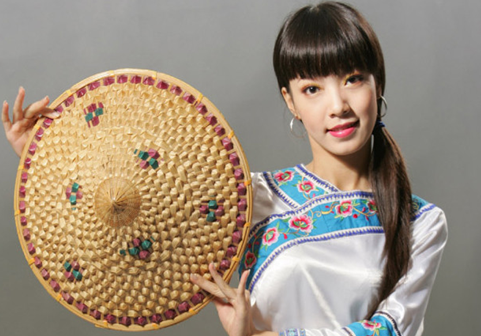 工艺精致，花纹美观的毛南族花竹帽