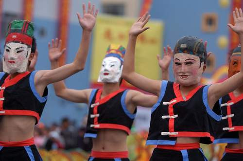 海外广受欢迎的毛南族木面舞