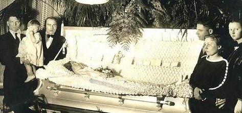 梦见祖母躺在棺材是什么意思?梦见死去的祖母躺在棺材里复活了是什么意思?