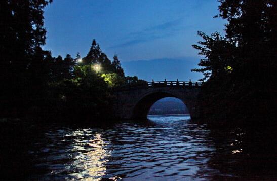 苏轼赞美西湖的诗《夜泛西湖五绝》