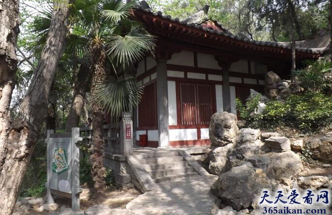 白居易墓是怎样的.jpg