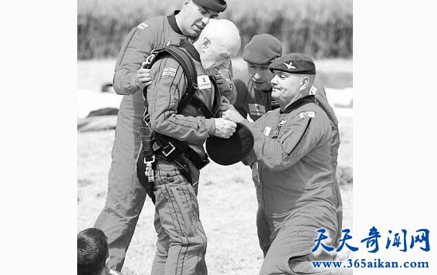 纪念二战的转折点，英89岁老兵高空跳伞再现参加诺曼底登陆场景！