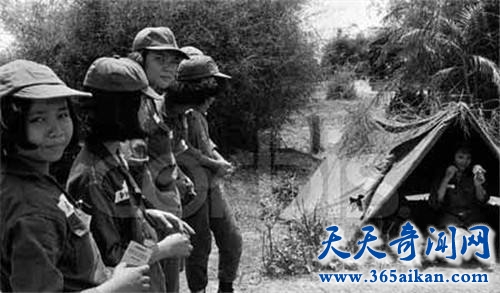 中越战争绝密档案，越南俘虏男女同居死也要风流！