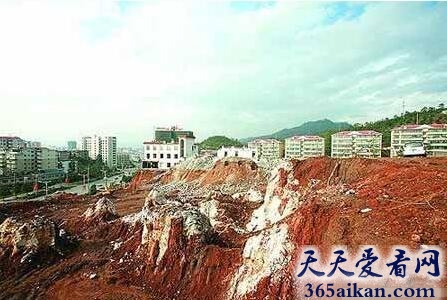垃圾堆里刨出精美汉文物.jpg