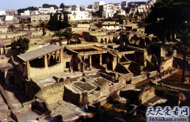 探索遗失千年的城市，曾经繁华的庞贝古城是如何衰弱的？