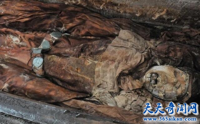 清朝古墓现龙袍干尸，龙袍干尸是清朝的哪位皇帝？
