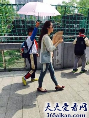 全中国“最霸气的女教师”，学生全程撑伞陪同出游