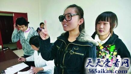 女兵入伍体检过程：检查眼睛.jpg