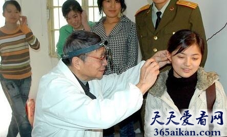 　女兵入伍体检过程：检查耳朵.jpg