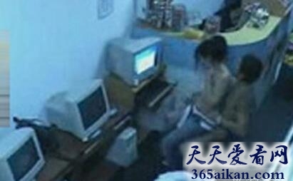 疯传网络的上海网吧门事件，毫不顾忌的当众做爱！