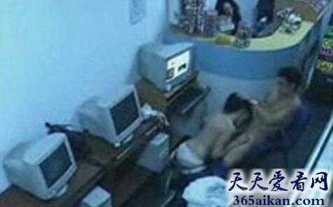 疯传网络的上海网吧门事件，毫不顾忌的当众做爱！