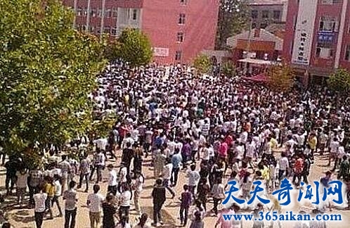 河南千名中学生打砸学校2.jpg
