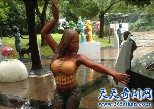 芙蓉姐姐雕像惊现上海，网红芙蓉姐姐火爆来袭！