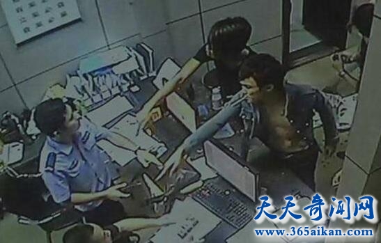 ktv闹事，两男子打伤一民警和一辅警.jpg