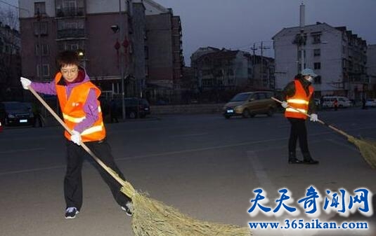 王桂芬扫大街被发现2.jpg