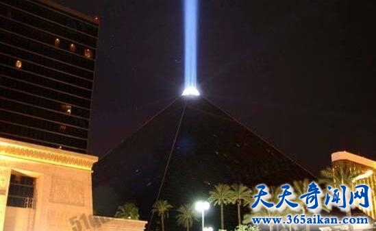 玛雅金字塔现神秘光柱，"世界末日"前兆让人啼笑皆非！