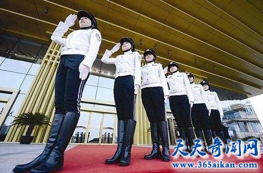 白色警服1.jpg