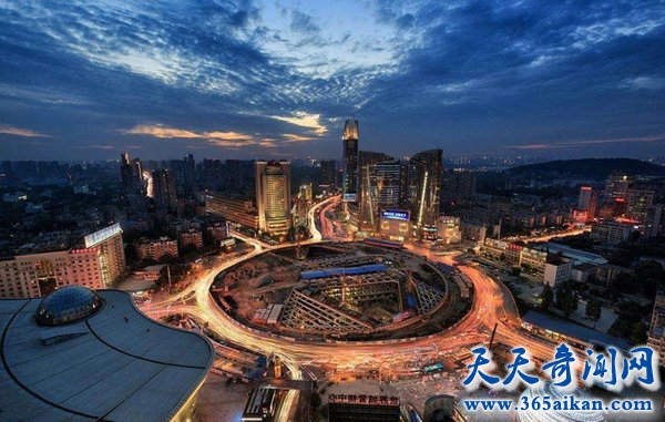 武汉十大都市传说，洪山广场竟存在时空之门！