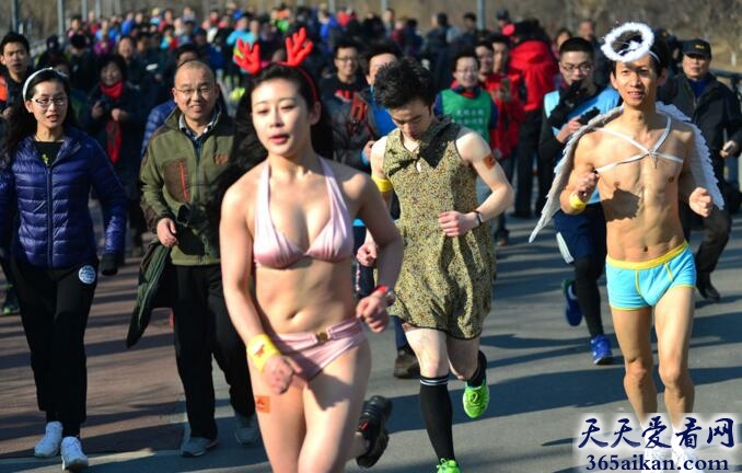 寒冷下的激情，比基尼美女参加北京光猪跑比赛