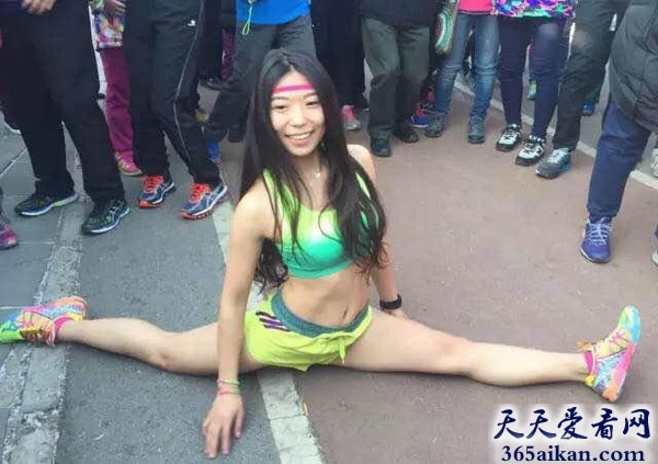 寒冷下的激情，比基尼美女参加北京光猪跑比赛