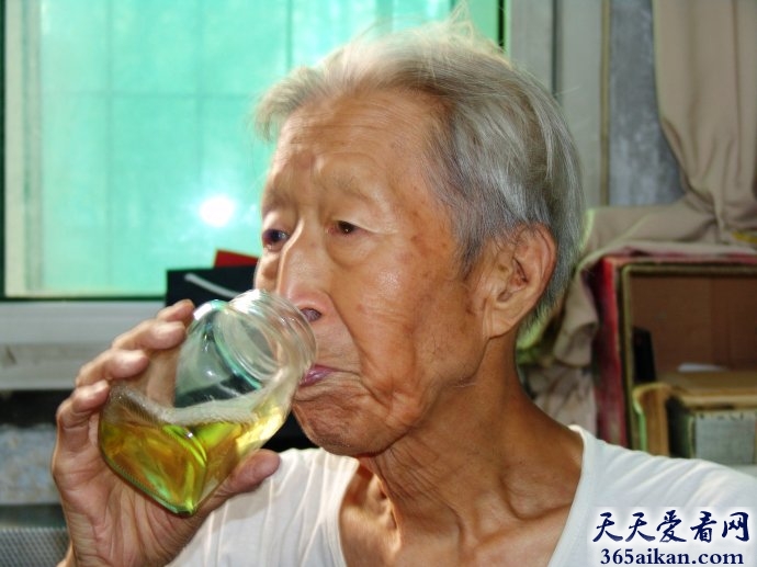 世界上奇特的“治病”方法，中国尿疗协会，会长喝尿二十几年！
