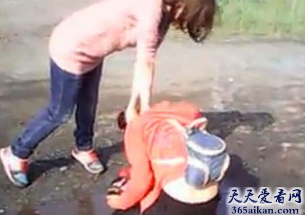 都是太美惹的祸！俄罗斯13岁少女因太美而被迫喝泥水
