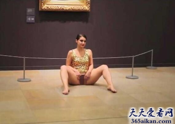  惊！美女行为艺术家展览会上撩裙露下体，太火爆而被警卫拖走！