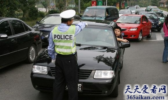 最牛交警pk军车司机，严守岗位职责维护道路安全！