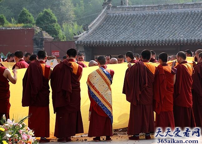 实拍活佛圆寂取舍利子1.jpg