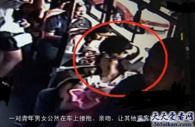 郑州市公交惊现情侣激吻乱摸，乘客尴尬不忍直视！
