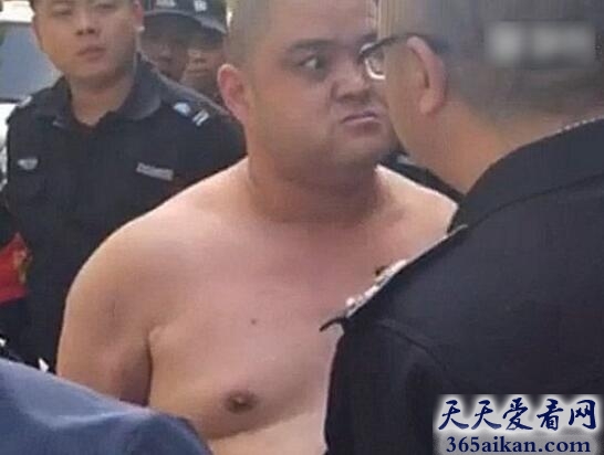 商户与城管持刀冲突3.jpg