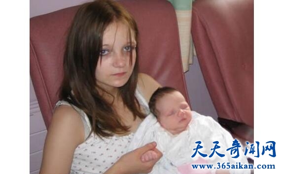 年龄最小的妈妈4.jpg