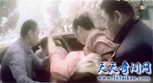 中国的传统习俗闹伴娘渐渐变为恶俗，揭秘闹伴娘下的危险伴娘！