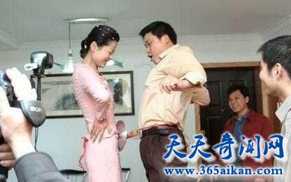 中国的传统习俗闹伴娘渐渐变为恶俗，揭秘闹伴娘下的危险伴娘！