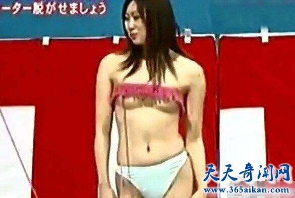 裸男扯光美女的毛衣线.jpg