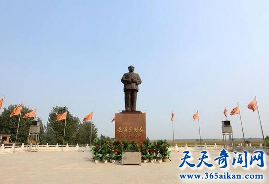 毛泽东铜像2.jpg