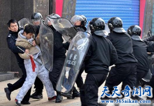 精神病史男子怀柔砍人，北京特警当即将嫌疑人抓获