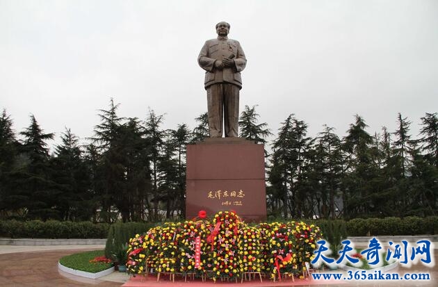 毛泽东铜像1.jpg