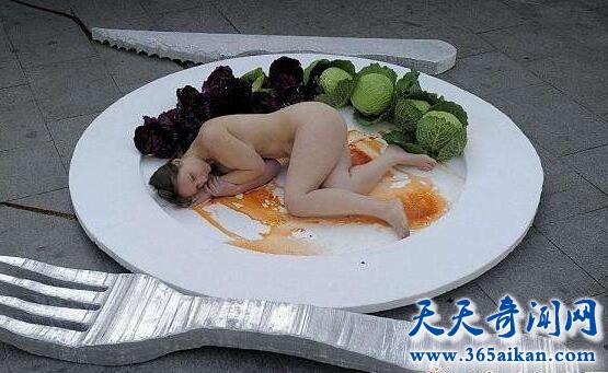 商人出来秀下限了，各地美女人体盛宴大尺度露点吸引眼球！