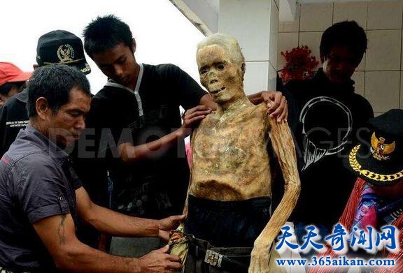 印尼打扮死人的习俗.jpg