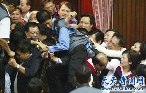 台湾议会打架1.jpg