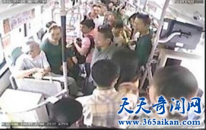男子公交上露体骚扰女乘客2.jpg