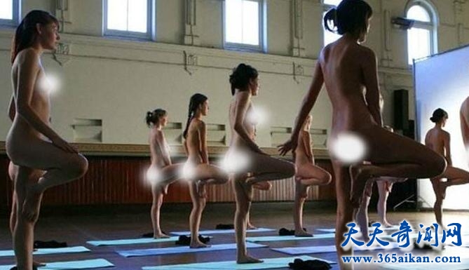 裸体瑜伽流行美国，一丝不挂解放自我！！！