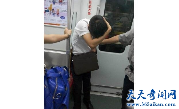 女子乘地铁遭男子液体1.jpg