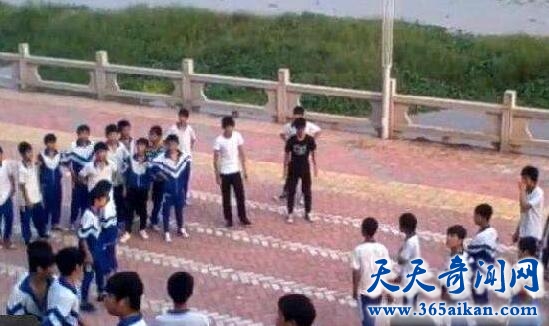 云南50名中学生相约群殴视频曝光，场面火爆！