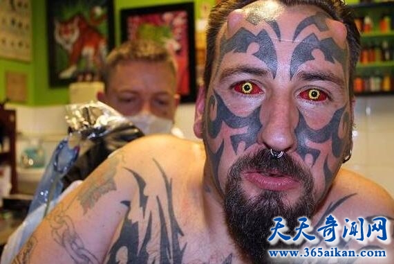 让您看到就疼的眼球纹身，摧残身体的行为艺术为何大行其道！