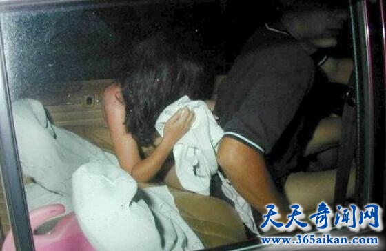 警察目睹醉酒女遭三男奸.jpg