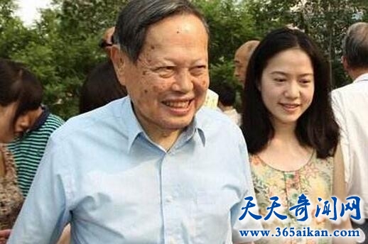 杨振宁翁帆.jpg