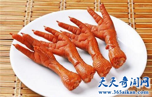 中国黑暗料理来袭：美国人吃鸡爪崩溃大叫！